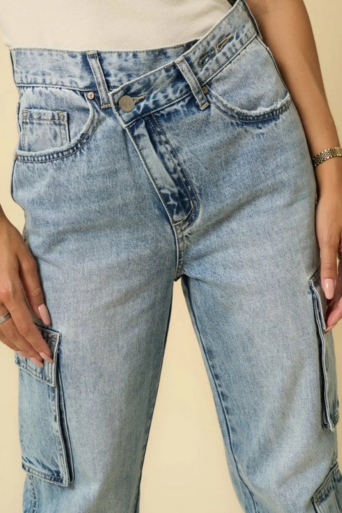 crossover_relaxed_cargo_j_3.webp CROSSOVER RELAXED CARGO JEANS *Online Only*