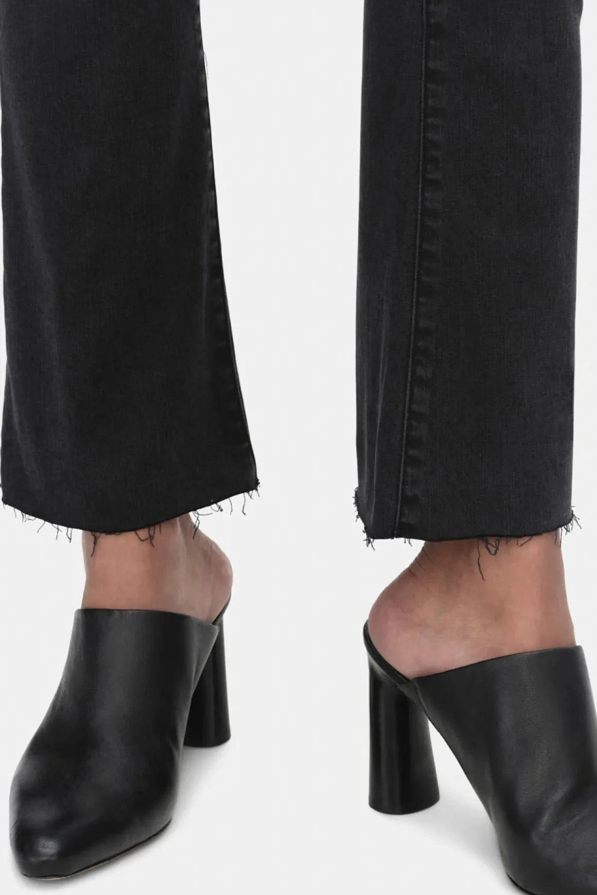 frame_le_crop_mini_boot_r_6.webp Frame Le Crop Mini Boot Raw Hem