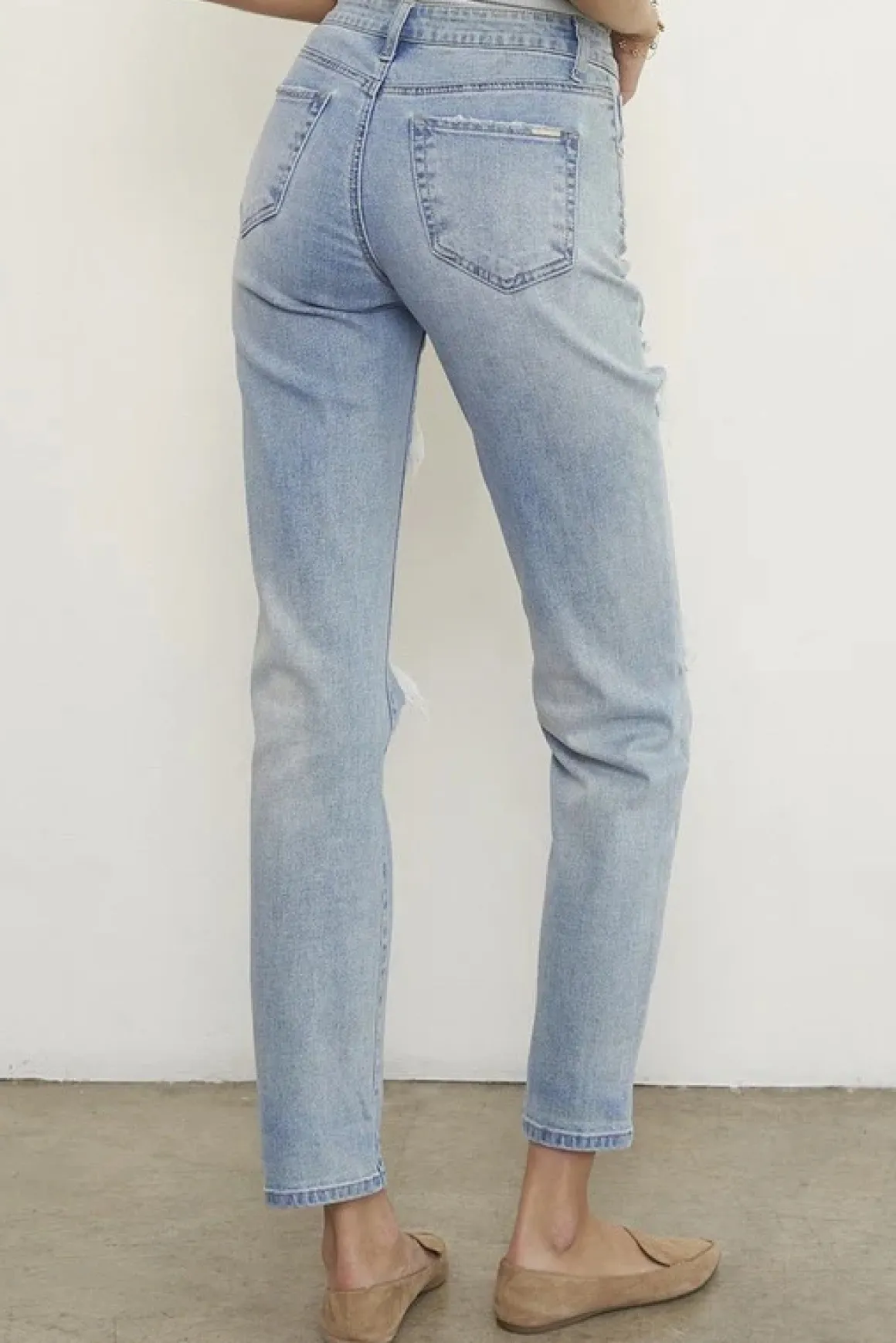 mid_rise_slim_boyfriend_j_7.webp MID RISE SLIM BOYFRIEND JEANS